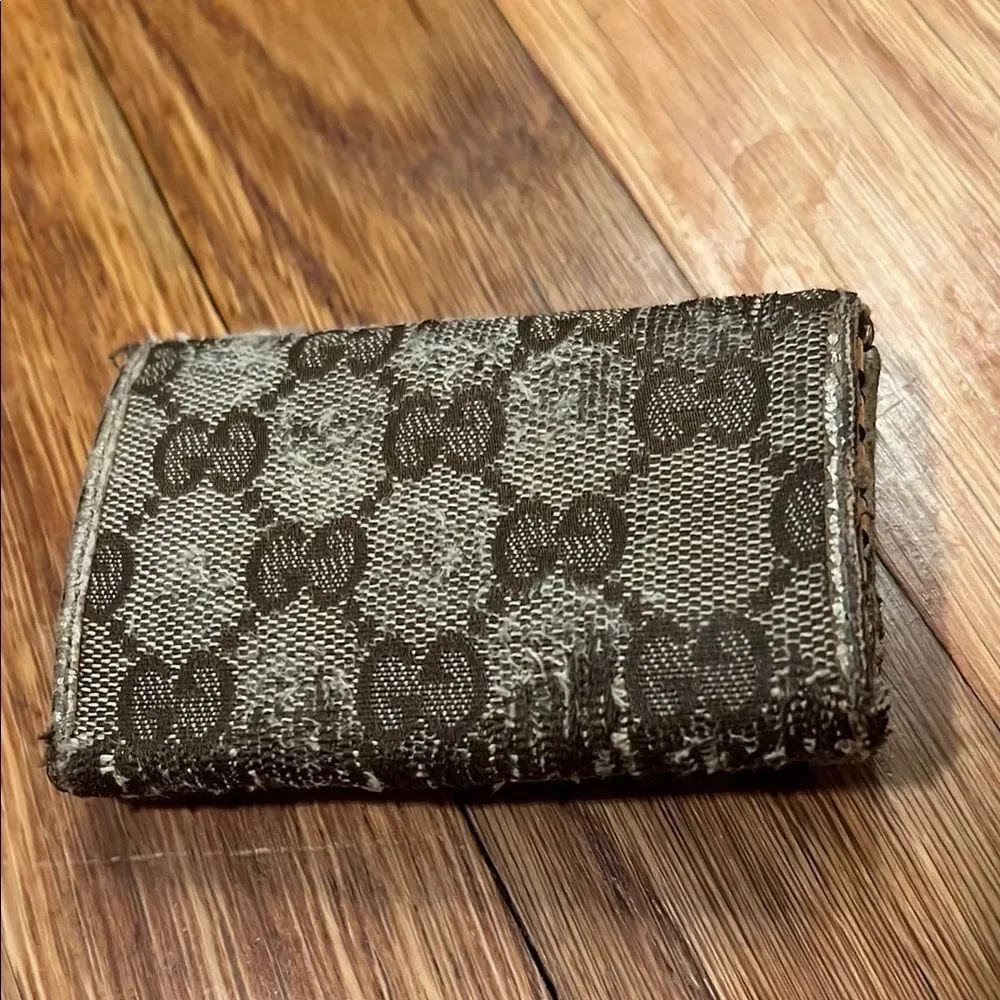 100% Authentic Gucci Brown Key Holder Monogram Style, Brown/Gold